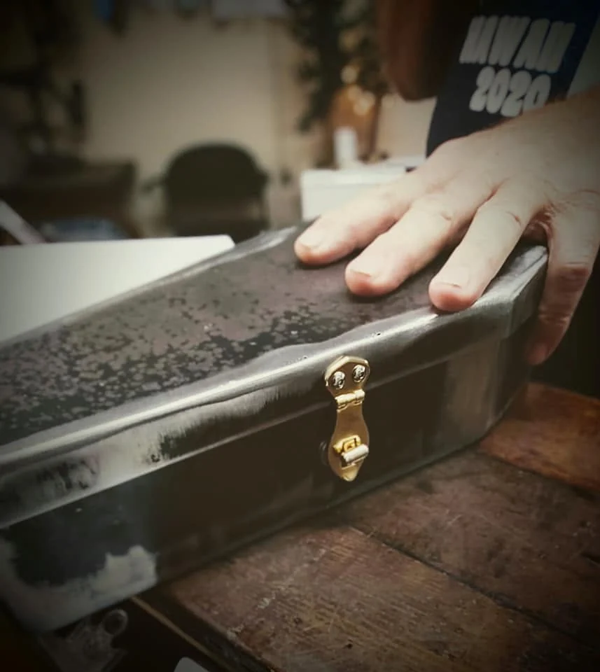The fitted lid and latch.