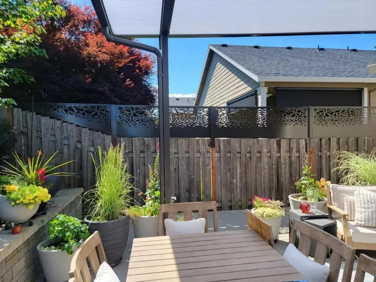 Decorative metal screens surrounding an outdoor dining area